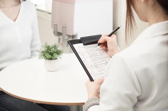 カウンセリングをしている人