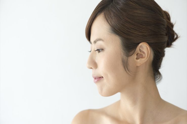 うなじを出している人