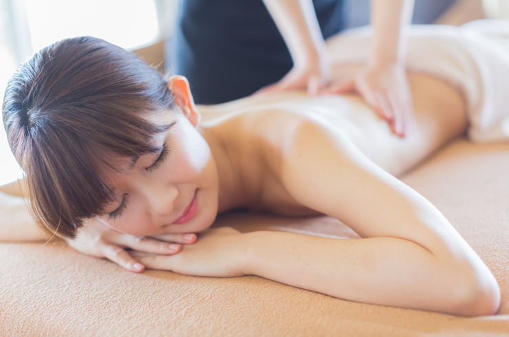 施術を受けている人