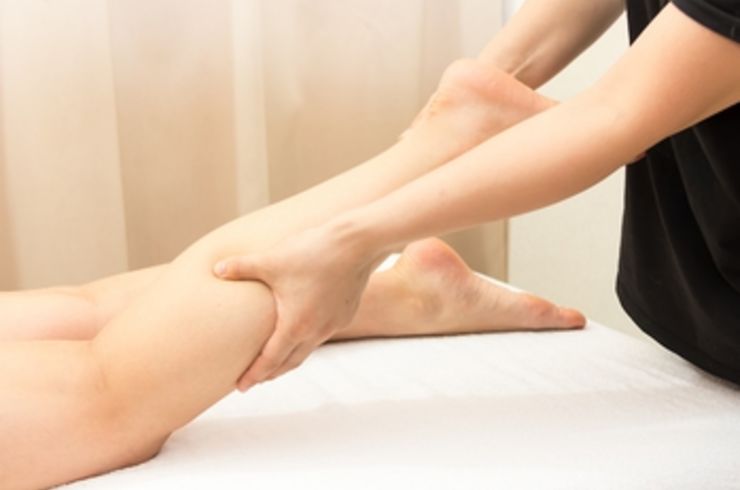 足の施術をしている人